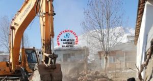 BU KEDİ NİYE BURAYA GİRİP ÇIKIYOR?’