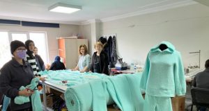 HALK EĞİTİM MERKEZİ GÖNÜLLÜLERİ DEPREMZEDELER İÇİN KIYAFET DİKİYOR
