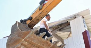 Kaçak yapı yıkımını kuş yuvası durdurdu