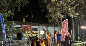 Depremzede çocuklar masallarla güldü