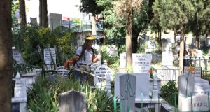 Büyükşehir ile 17 ilçedeki mezarlıklar bayrama hazır