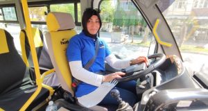İLK KADIN HALK OTOBÜS ŞOFÖRÜ GÖREVE BAŞLADI