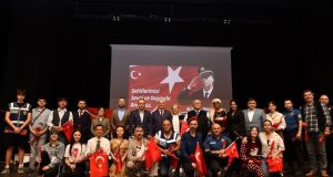 EVİMİZ TİYATRO GRUBU AYAKTA ALKIŞLANDI