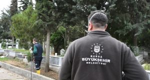 Bursa’da mezarlıklar bayrama hazır