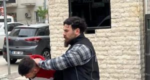 OLAY ÇIKARAN ZEHİR TACİRİ POLİSTEN KAÇAMADI