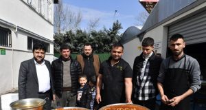 Depremzede vatandaştan künefeli teşekkür