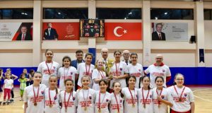 U11 KIZLARI ŞAMPİYONLUK KUPALARINI BAŞKAN ŞÜKRÜ ERDEM’DEN ALDILAR