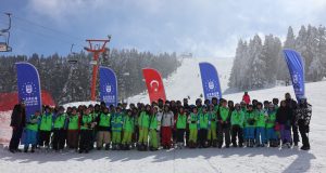 Uludağ’da öğrencilerin kayak heyecanı