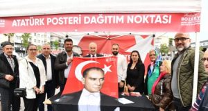 Atatürk Posterlerine Vatandaşlardan Yoğun İlgi
