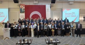 Bursa Barosu’ndan 25 yıllık avukatlara plaket