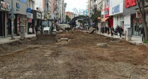 Bursa Caddesi’nde Üstyapı Hamlesi: Yol Kotu Düşürülüyor, Kaldırımlar Genişliyor