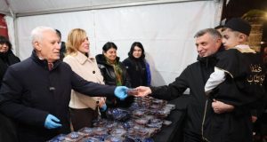 BAŞKAN BOZBEY’DEN İLK TERAVİH SONRASI ULU CAMİ’DE TATLI İKRAMI